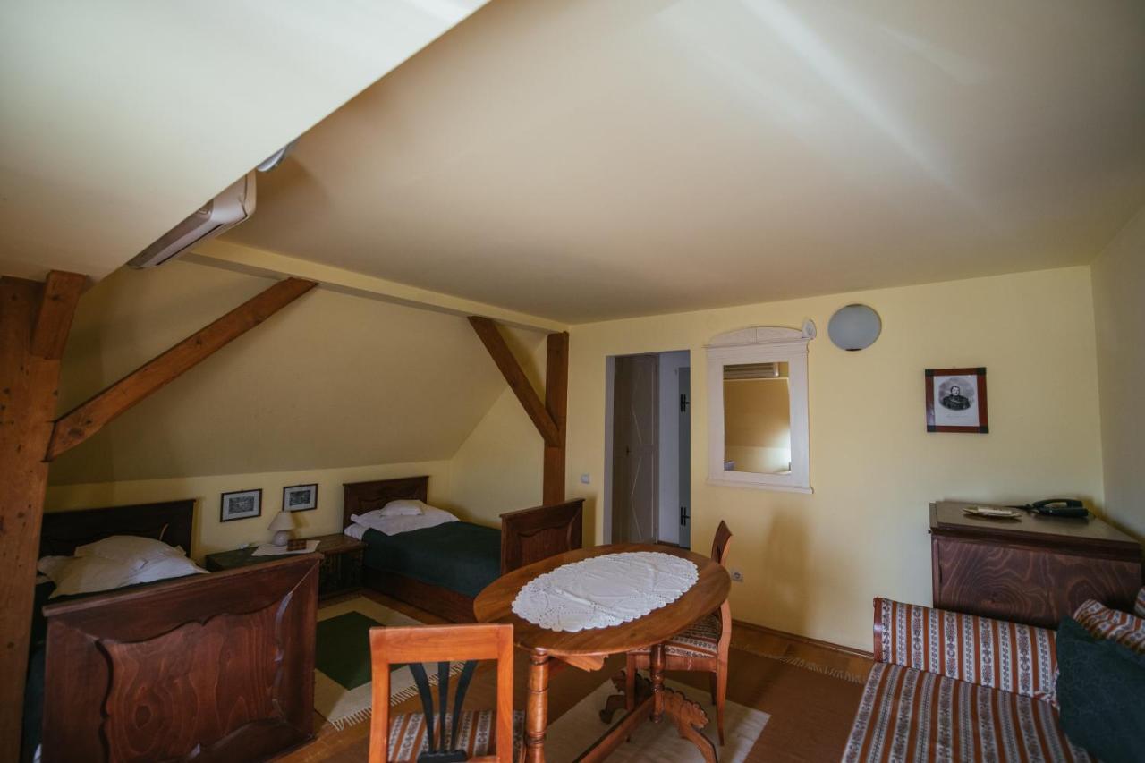 Voeroes Guest House Tîrgu Secuiesc Zewnętrze zdjęcie