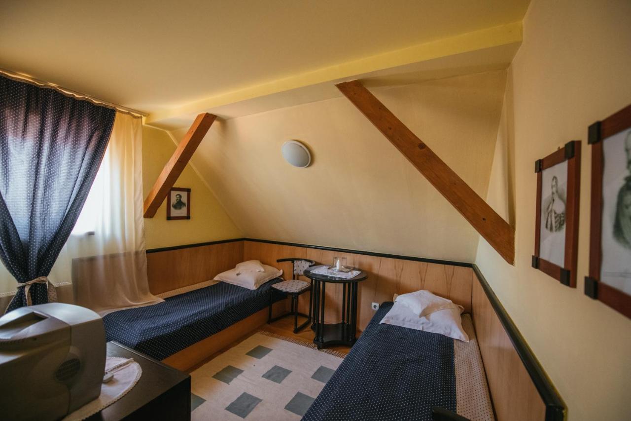 Voeroes Guest House Tîrgu Secuiesc Zewnętrze zdjęcie